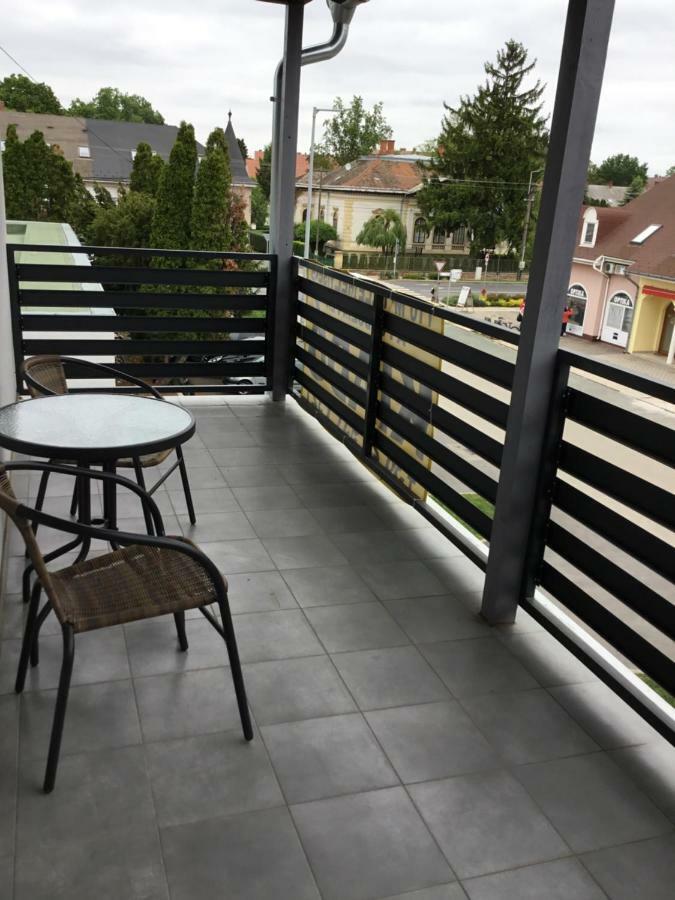 Ferienwohnung City Apartmanhaz Sárvár Exterior foto